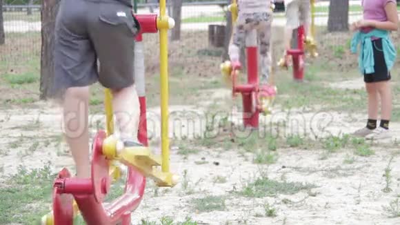 街上的儿童健身设备视频的预览图