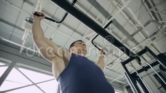 把健身馆里的男健美运动员关起来慢动作视频的预览图