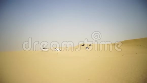 沙漠野炊越野车穿越阿拉伯沙丘越野车穿越阿拉伯沙漠之旅视频的预览图