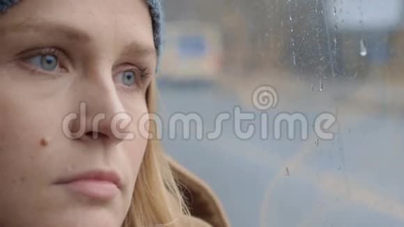 疲惫的女人在窗边视频的预览图