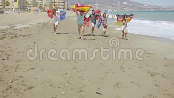 一群年轻人沿着度假海滩奔跑视频的预览图