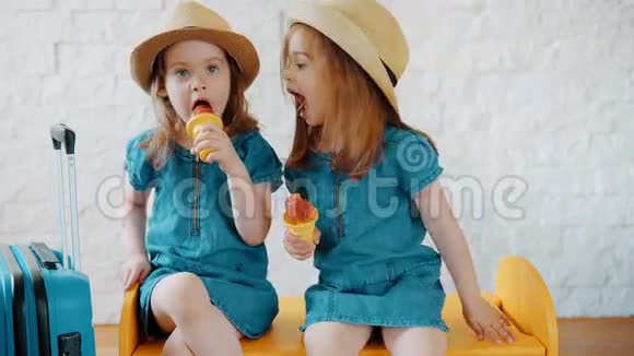 女孩在家吃冰淇淋等待夏天视频的预览图