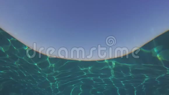 日光在水上的抽象纹理视频的预览图