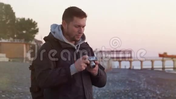 在海滩上拍摄日落的那个人视频的预览图