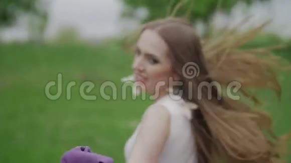 快乐的女人在公园里奔跑欢笑视频的预览图