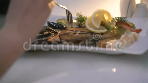 4K餐厅餐桌上妇女切菜手特写视频的预览图