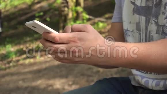 男人用智能手机聊天视频的预览图