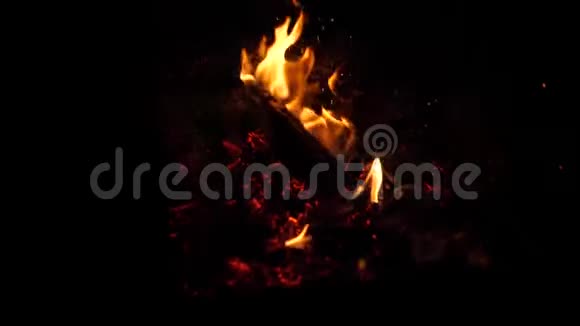 晚上烤架上烧红煤动作慢特写视频的预览图
