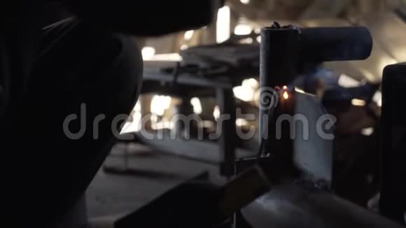 人焊接金属管道车间内金属结构的焊接视频的预览图