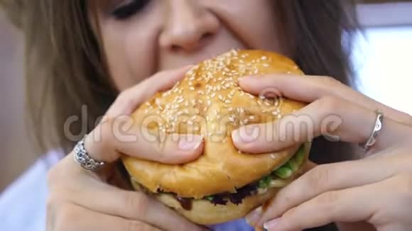 女性手中的汉堡漏水视频的预览图