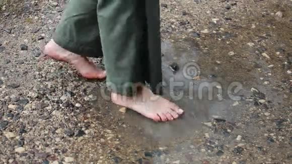 赤脚在水坑里视频的预览图
