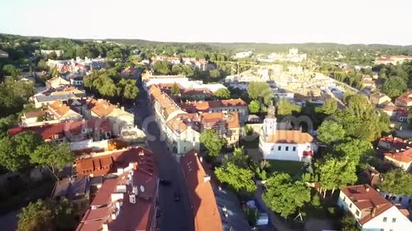 维尔纽斯老城与乌苏比斯共和国在后台日落之光尤苏比天使立陶宛视频的预览图