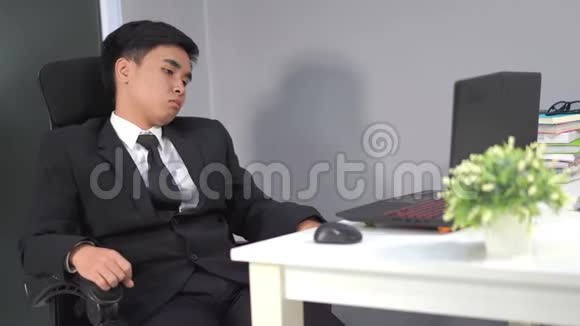 商人坐在椅子上思考视频的预览图