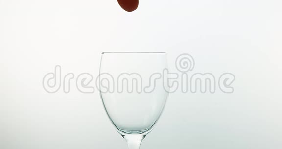 樱桃番茄茄果白色背景下落入水中的水果视频的预览图