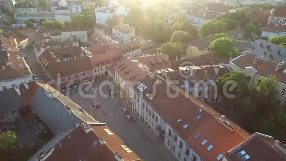维尔纽斯老城与乌苏比斯共和国的背景日落之光尤苏比天使立陶宛视频的预览图
