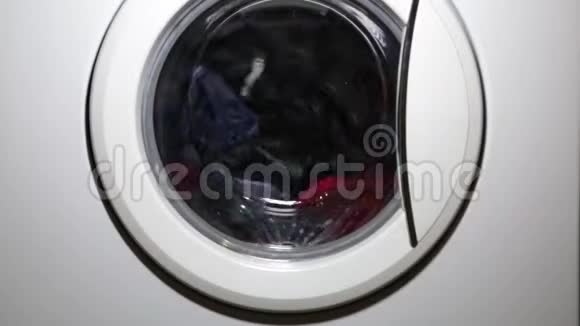 洗衣机门内装有旋转服装视频的预览图