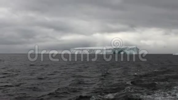 南极洲海洋中达尔文独特冰川冰山的拱门视频的预览图