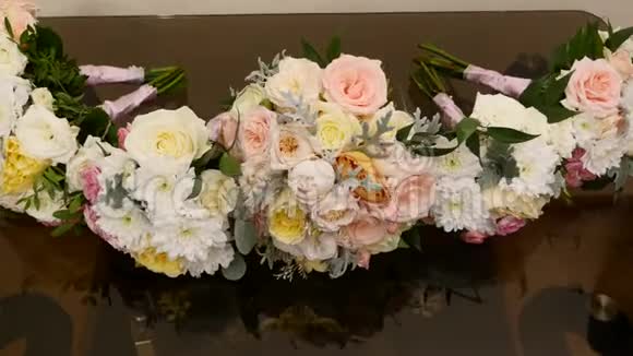 靠近桌子上的婚礼花束视频的预览图