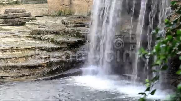 公园里的石头瀑布视频的预览图