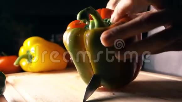 女厨师切全甜椒视频的预览图