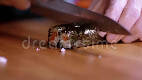 把刚做的寿司卷切成碎片亚洲餐厅视频的预览图