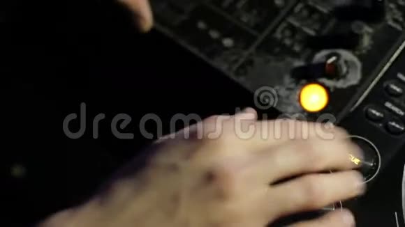 DJ手在遥控器上夜总会视频的预览图