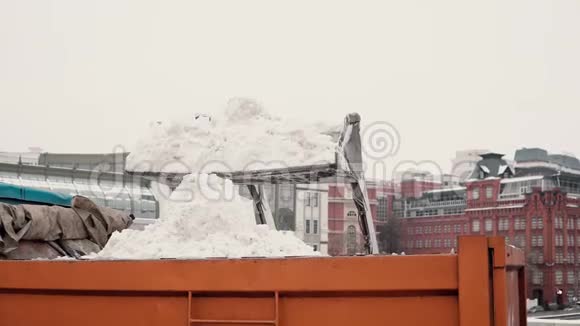 道路服务清洁人行道冬季雪机在卡车车身上卸下雪视频的预览图