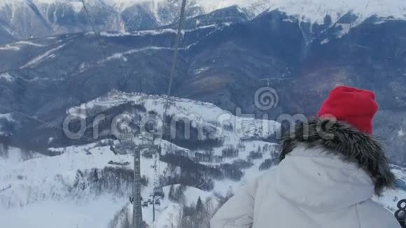 从缆车上欣赏雪山景色的快乐女士视频的预览图