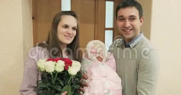 年轻夫妇带着一个新生婴儿笑视频的预览图