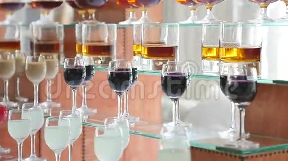 在婚礼自助餐桌上提供不同的杯酒和酒杯视频的预览图