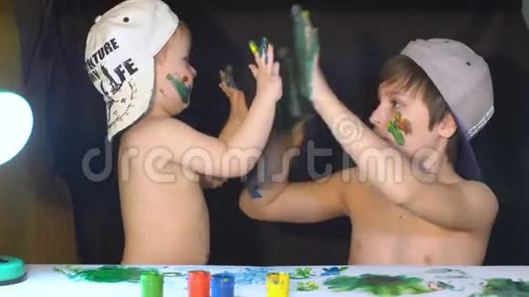 快乐的孩子玩手指画视频的预览图