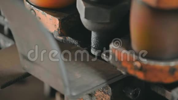 现代车削机床金属细节加工技术孔视频的预览图