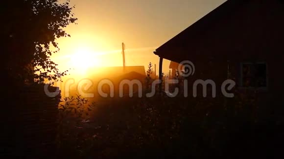 村庄里生动的日落视频的预览图