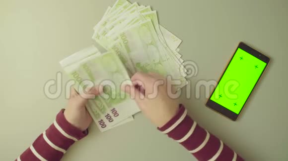 绿色屏幕女人的手在数钱视频的预览图