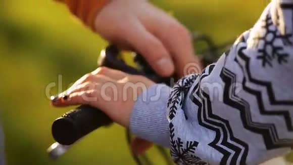 在清新的秋日里一对夫妇骑着自行车视频的预览图