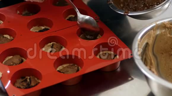 用巧克力奶油填充硅饼模具的糖果师视频的预览图