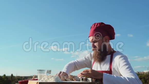 有胡子的面包师在外面做面包生态面包店面包师烤新鲜面包视频的预览图