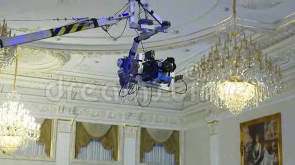 起重机上的摄像机在餐厅背景上移动视频的预览图
