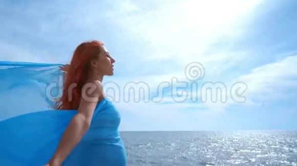 喜欢怀孕的浪漫女人天空背景下的孕妇视频的预览图