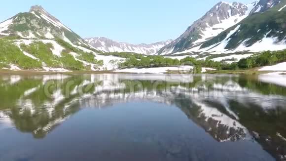 飞越美丽的山脉森林和湖泊视频的预览图