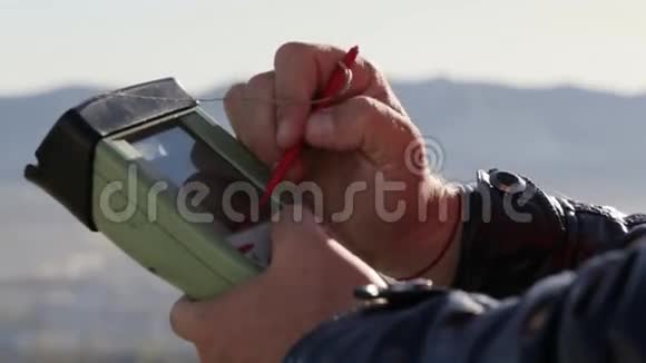 男性手使用大地测量设备特写镜头视频的预览图