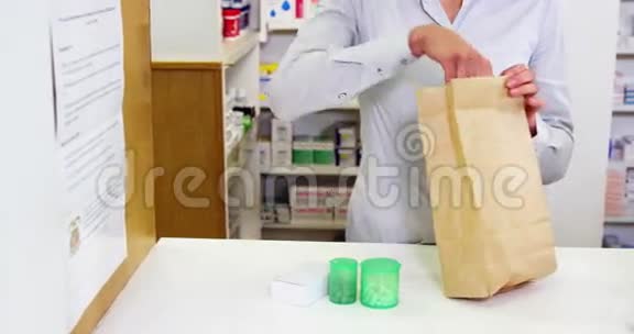 药剂师用纸袋包装药品视频的预览图