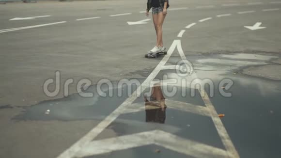 年轻漂亮的女时髦女郎白天骑滑板或长板在街上视频的预览图
