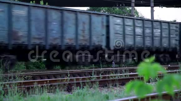 火车骑在铁轨上视频的预览图