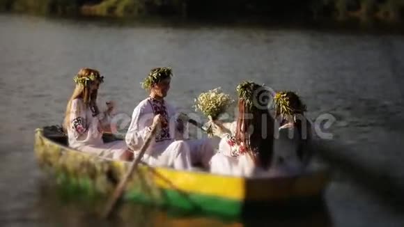 年轻人和三个女孩在船上游泳视频的预览图