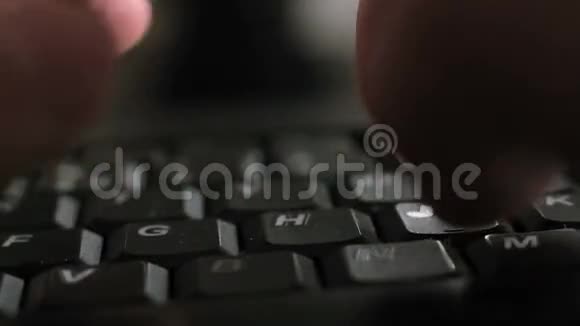 手指在英文电脑键盘上打字视频的预览图