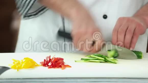 厨师切黄瓜的手视频的预览图