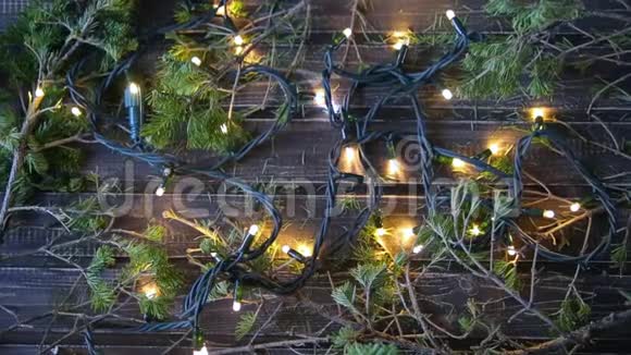 木制桌子上的圣诞花环和云杉树枝视频的预览图