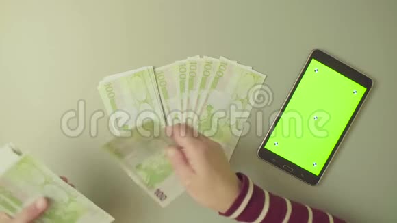 绿色屏幕女人的手在数钱视频的预览图