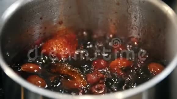 用平底锅做的新鲜浆果视频的预览图